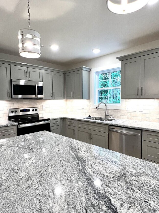 Building Photo - For Lease - 3 Bed, 2.5 Bath, 1515sqft Town...