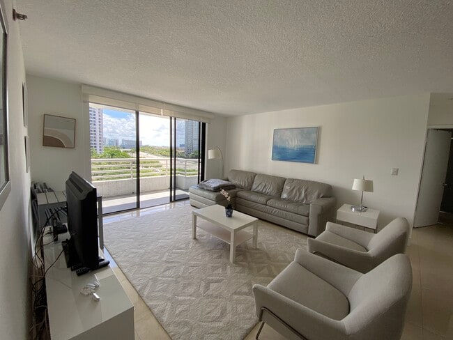 Foto del edificio - 3300 NE 192nd St