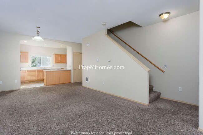 Building Photo - 3 Bedroom Townhome in SE - Two Primary Sui...