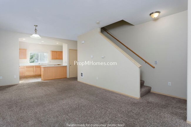 Foto del edificio - Spacious 3-Story Townhouse W/ Private Outd...