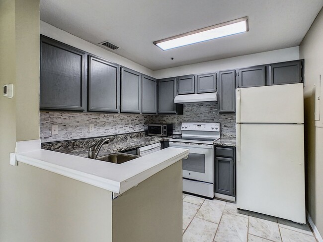 Building Photo - Perfectly Located 1 Bedroom/1 Bath First F...