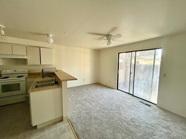 Foto del edificio - 1476 Hussman Ave