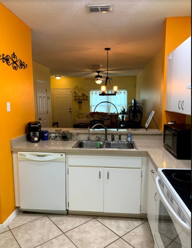 Building Photo - Beautiful Corner Unit Townhome Available Now