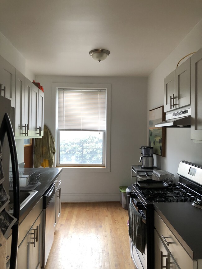 Kitchen - 500 W Belden Ave
