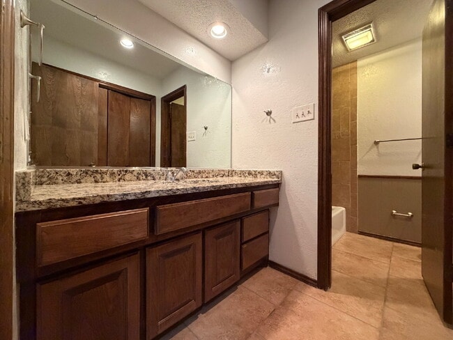 Building Photo - Beautiful duplex in South Lubbock