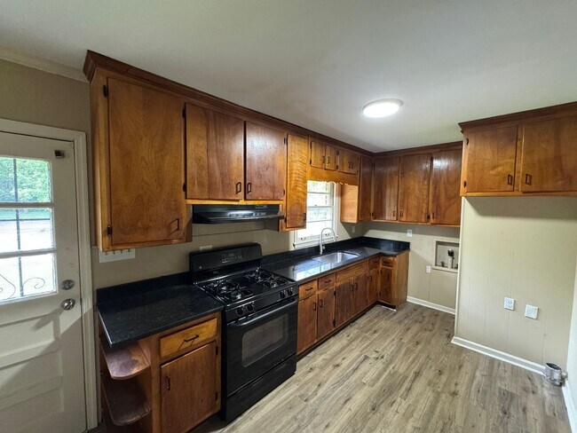 Foto del edificio - 4 Bed 1 Bath House