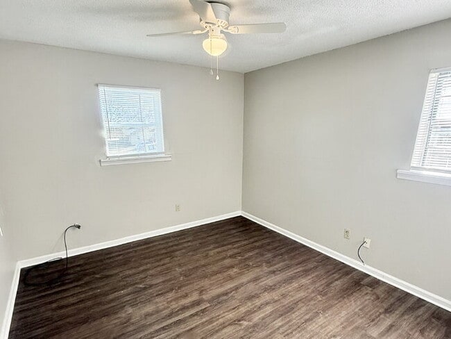 Foto del edificio - 121 Lockwood Dr