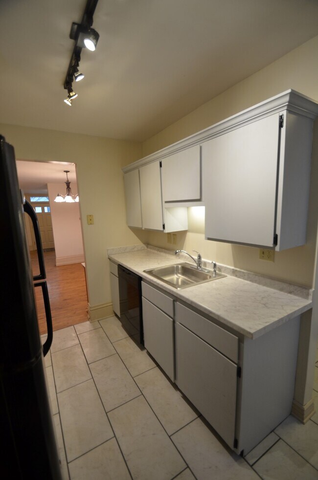 Dish washer, tile foors. - 500 E Beck St