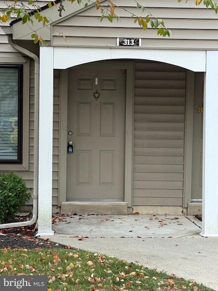 Building Photo - 313 Gregorys Way