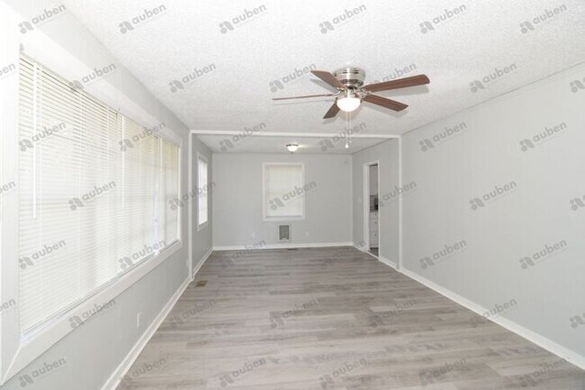 Building Photo - 2313 Henry Cir