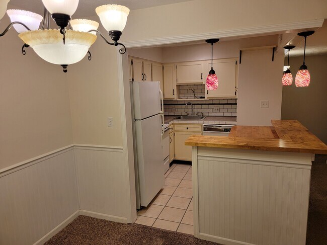 Building Photo - 8022 Westover Dr