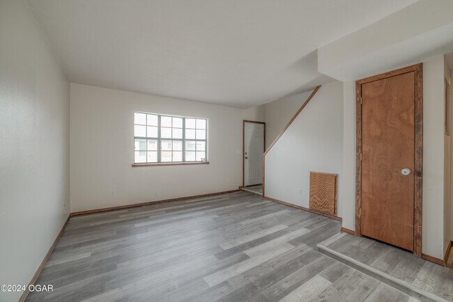 Building Photo - 913 St Louis Ave