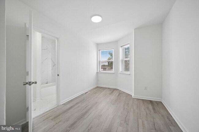 Foto del edificio - 5829 Crittenden St