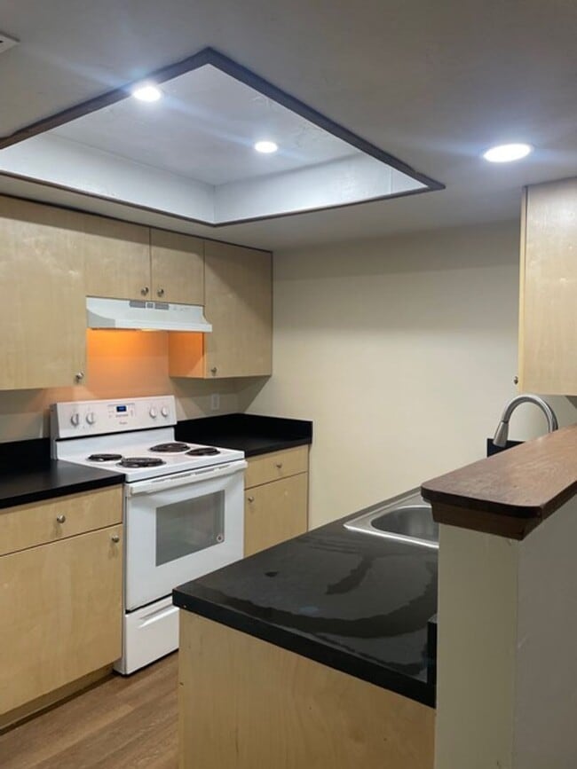 Building Photo - Move-in Ready Two Bedroom Two Bath Townhom...