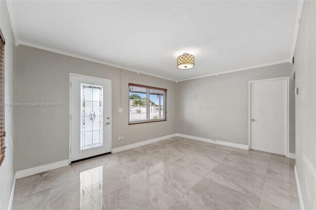 Building Photo - 810 E 9th Pl