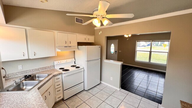 Building Photo - Comfortable 3/2 in Deltona