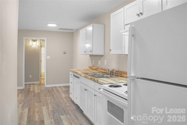 Building Photo - 300 E Gold St