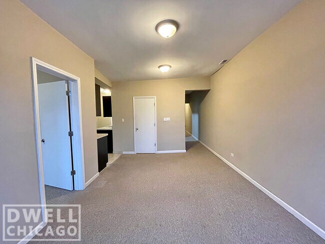 Building Photo - 1330 N Artesian Ave