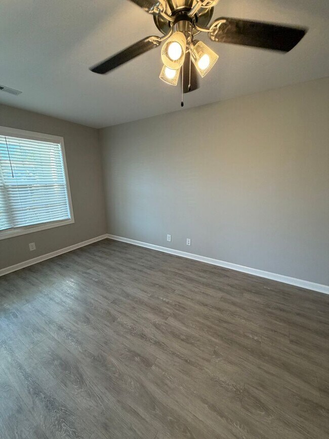 Building Photo - The Stowe Court Pet Friendly Condo for rent!