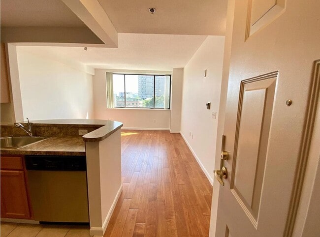 Foto del edificio - 169 Monsignor O'Brien Hwy