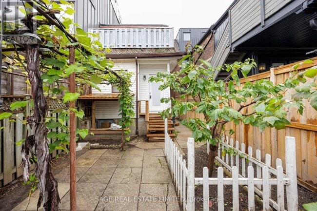 Building Photo - 310 Gladstone Ave