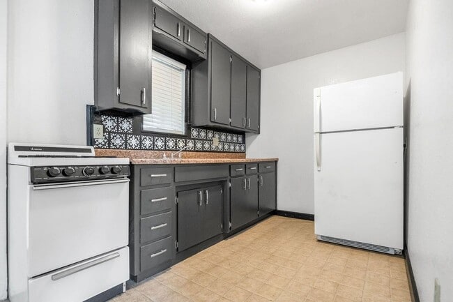 Building Photo - 1 Bedroom 1 Bath Walking distance to downtown Hanford