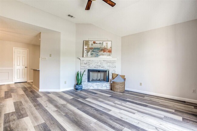 Building Photo - 2321 Park Vista Dr
