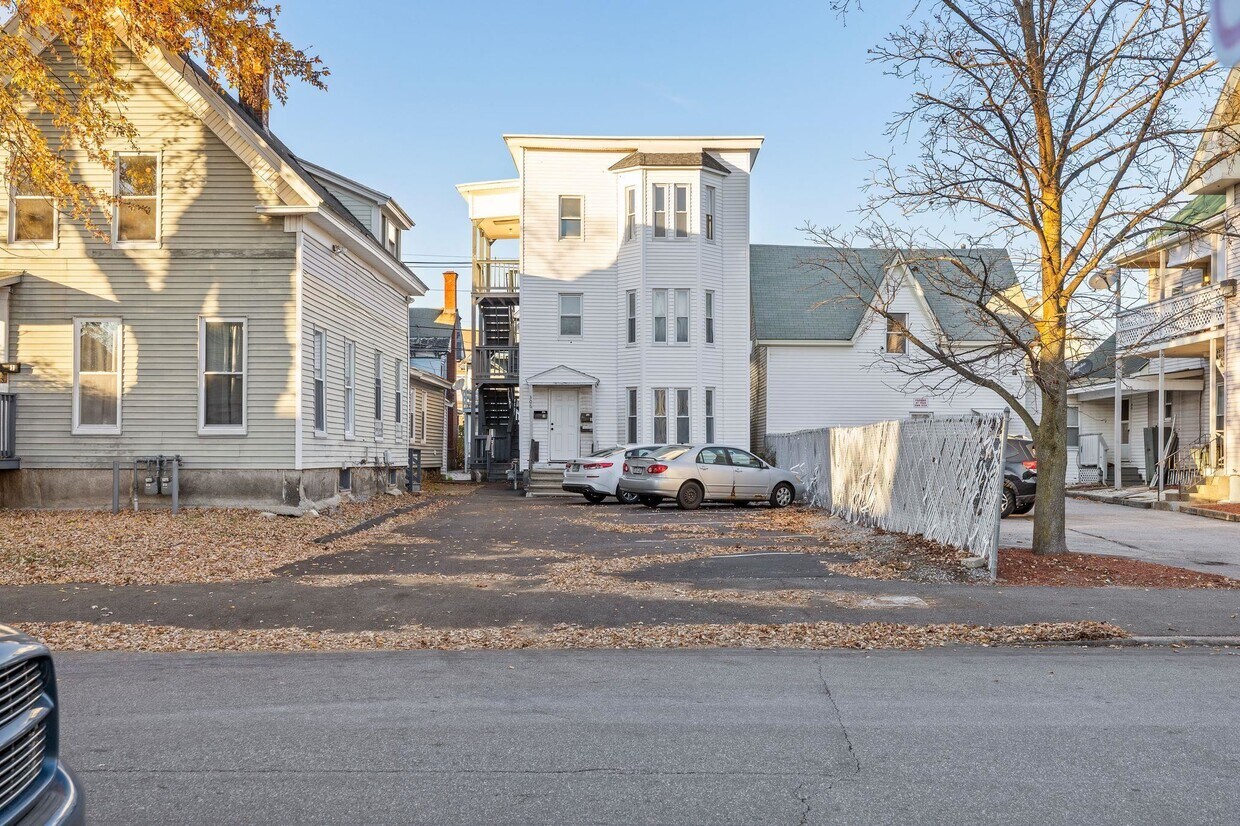 306 Manchester St Unit 3, Manchester, NH 03103 Apartment for Rent in