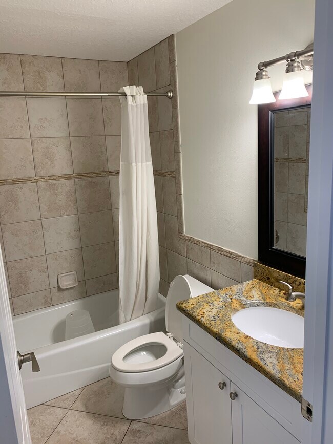 Baño de invitados - 3745 59th Ave W