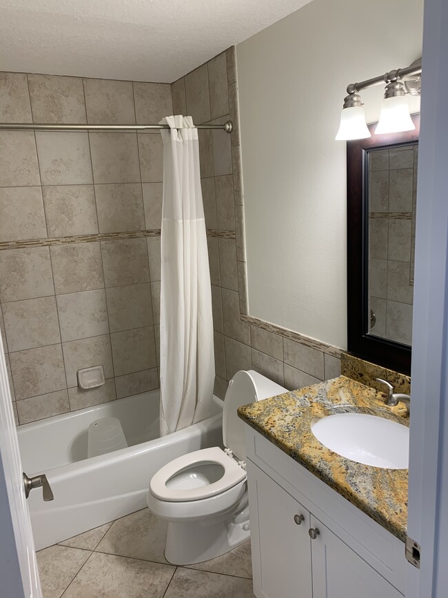 Guest bath - 3745 59th Ave W