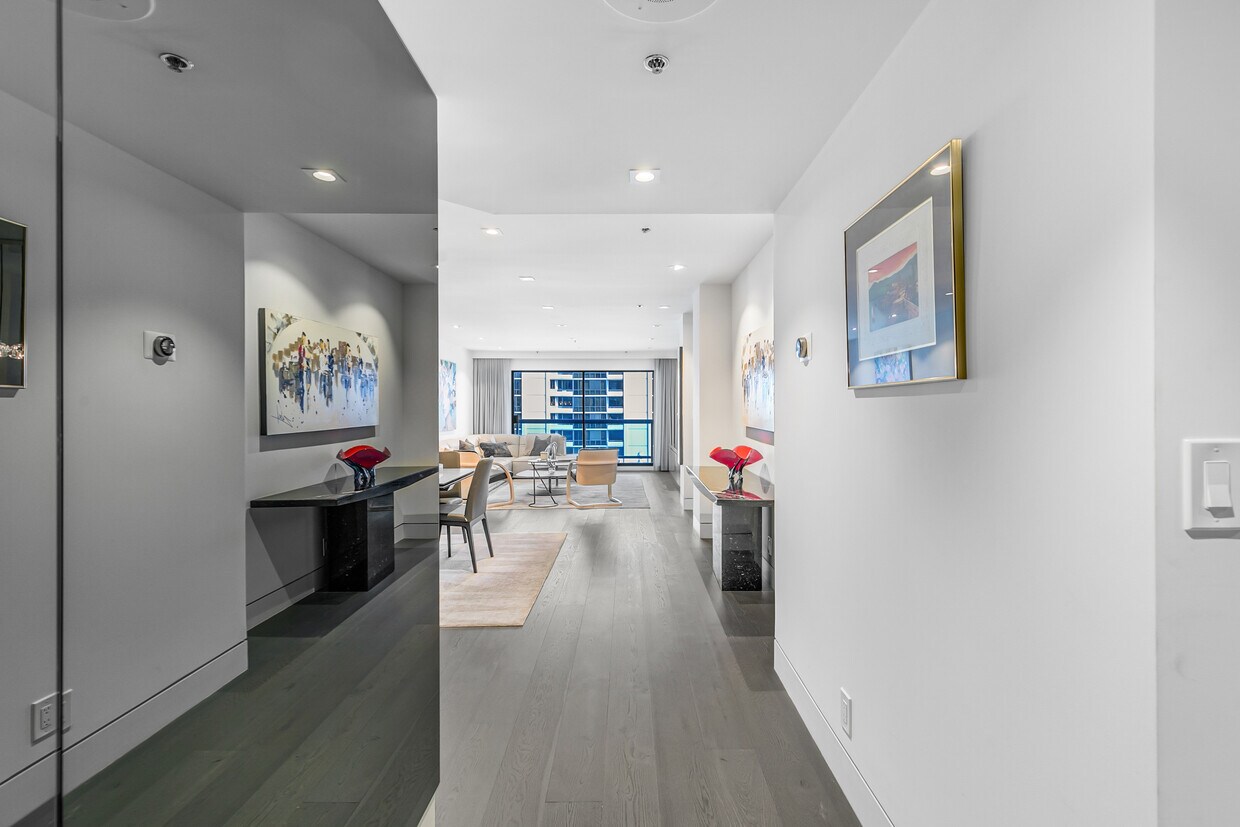 Foto principal - 10724 Wilshire Blvd