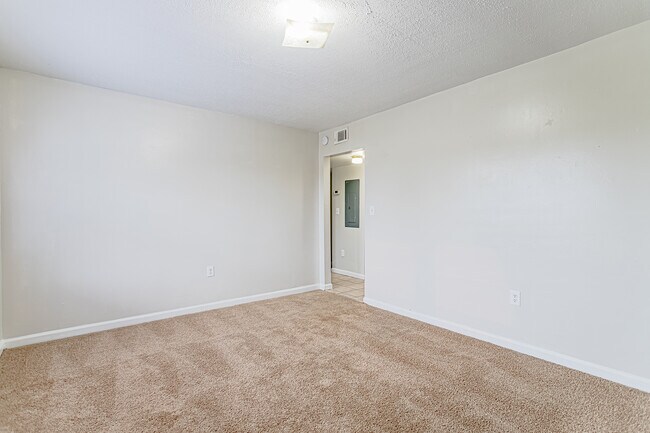 Foto del edificio - 1103 Hampton Avenue Ext