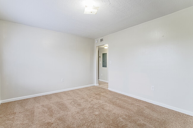 Building Photo - 1103 Hampton Avenue Ext