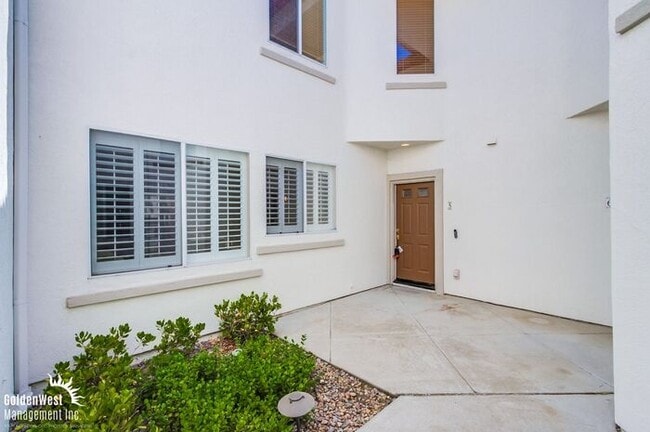 Building Photo - Elegant 2Bdm 2.5Ba Home in the Desirable I...