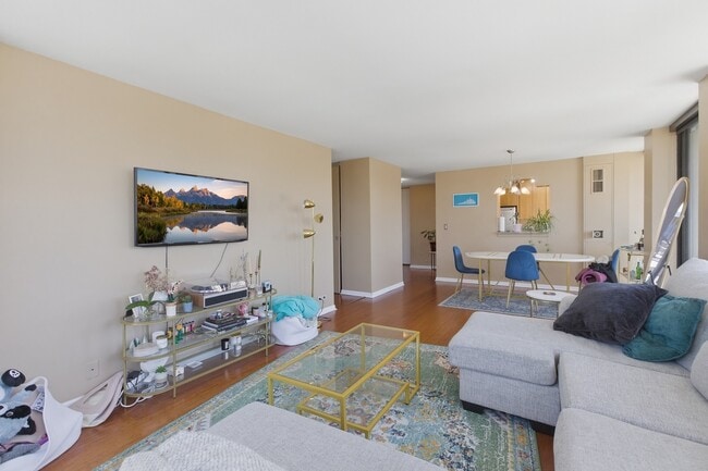 Building Photo - 1660 N La Salle Dr