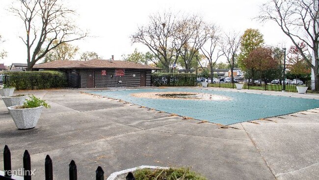 Foto del edificio - 9009 W Golf Rd
