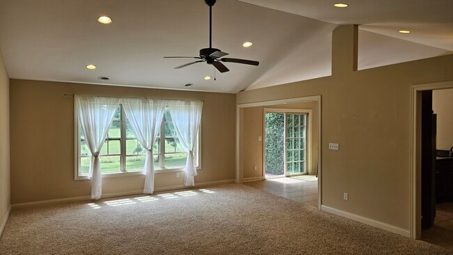 Building Photo - 801 Veterans Ln