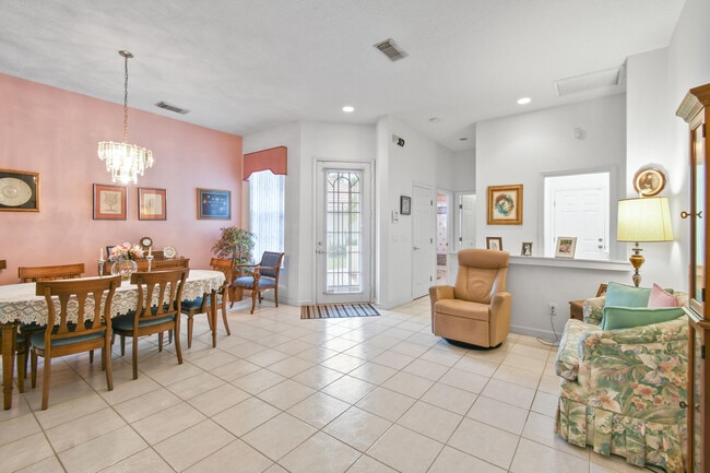 Foto del edificio - 715 SW St Vincent Cove