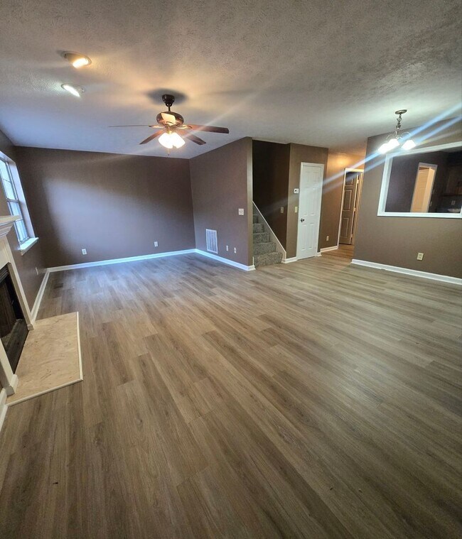 Foto del edificio - FRESHLY UPDATED TOWHOME.