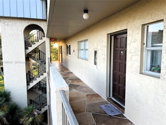 Foto del edificio - 6301 N Falls Cir Dr