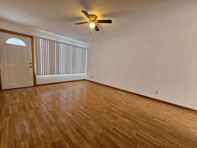 Foto del edificio - NW 3 Bedroom 1 bath, Large Fenced Yard, 1 Stall Garage