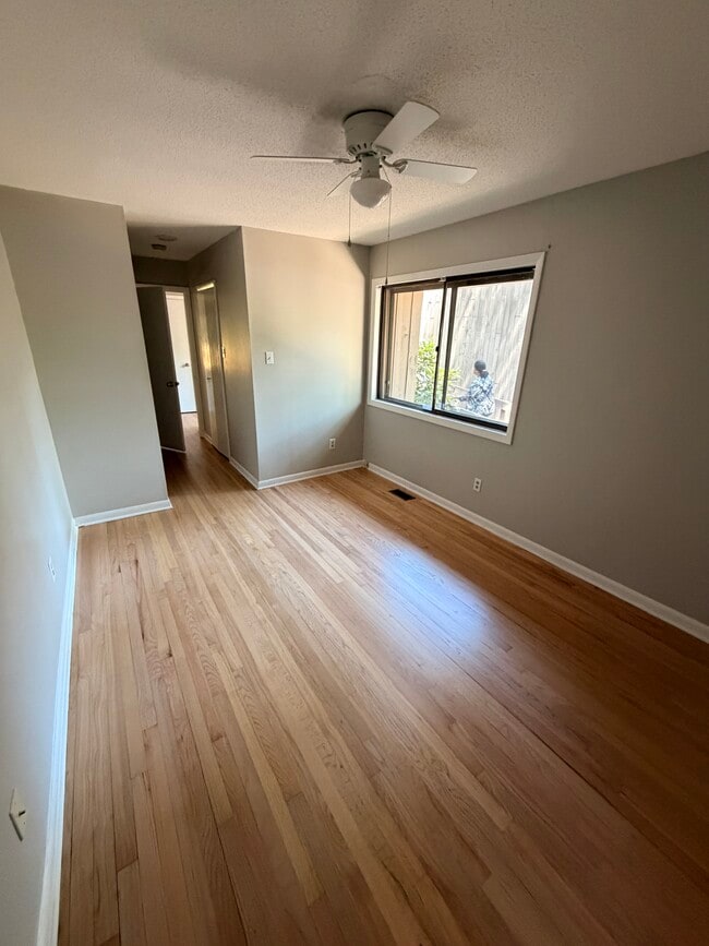 Building Photo - 216 Ridge Trl