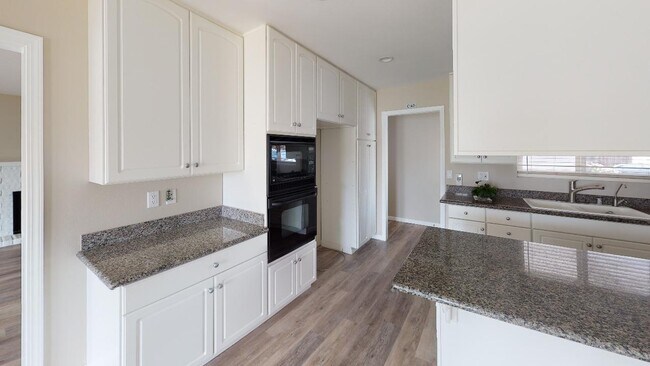 Foto del edificio - 1239 Drake Cir