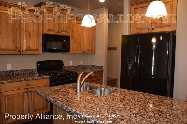Building Photo - 4 br, 3.5 bath House - 860 Benjamin Place