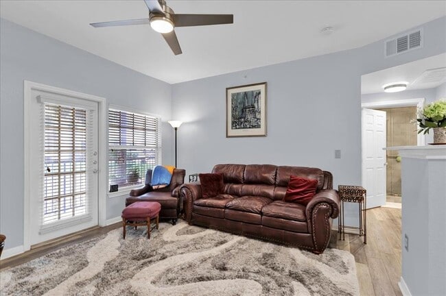 Foto del edificio - 2320 Gracy Farms Ln
