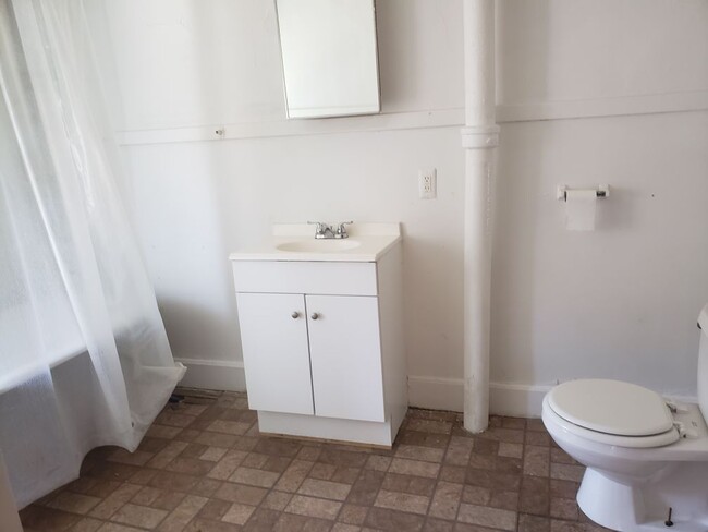 Washroom - 953 E 2nd St
