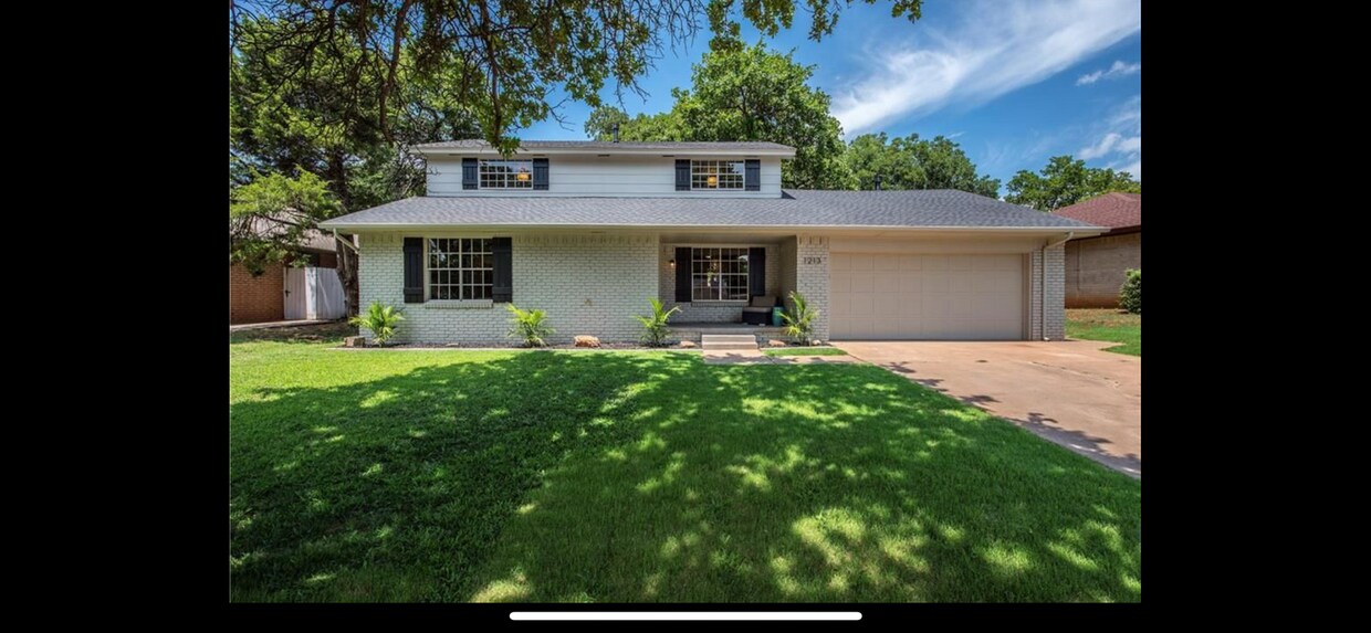 Primary Photo - True 4 bed in Edmond Schools, all the mode...