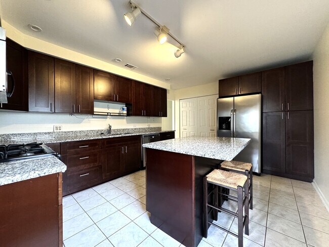 Building Photo - 634 Hillside Dr