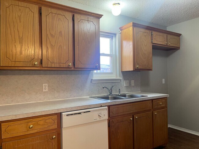 Building Photo - Pre-Leasing  - 3 bed 2 bath