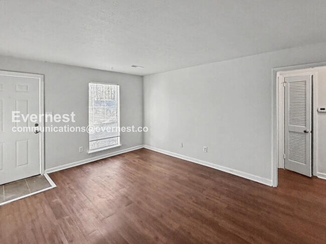 Foto del edificio - 248 Foxglen Rd